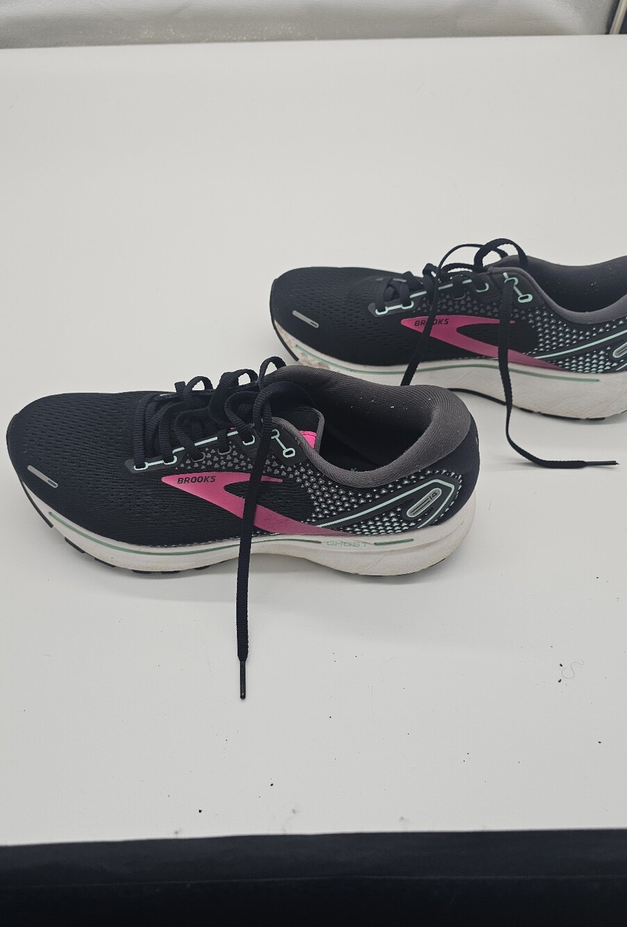 Brooks Ghost Women’s Black Running Shoes with Pink Accents Sz 10.5